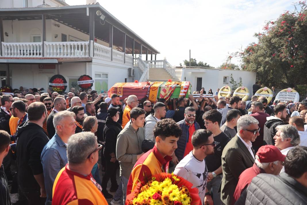 Galatasaraylı Yiğit Bodrum'da toprağa verildi. Son isteğini Galatasaraylı futbolcular yerine getirmedi. Volkan Demirel gitti 9